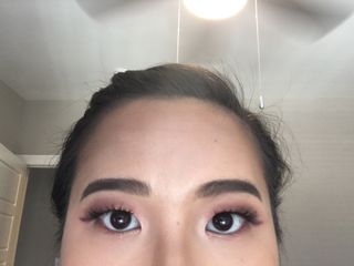 Monolid makeup look with peach colored eyeshadows